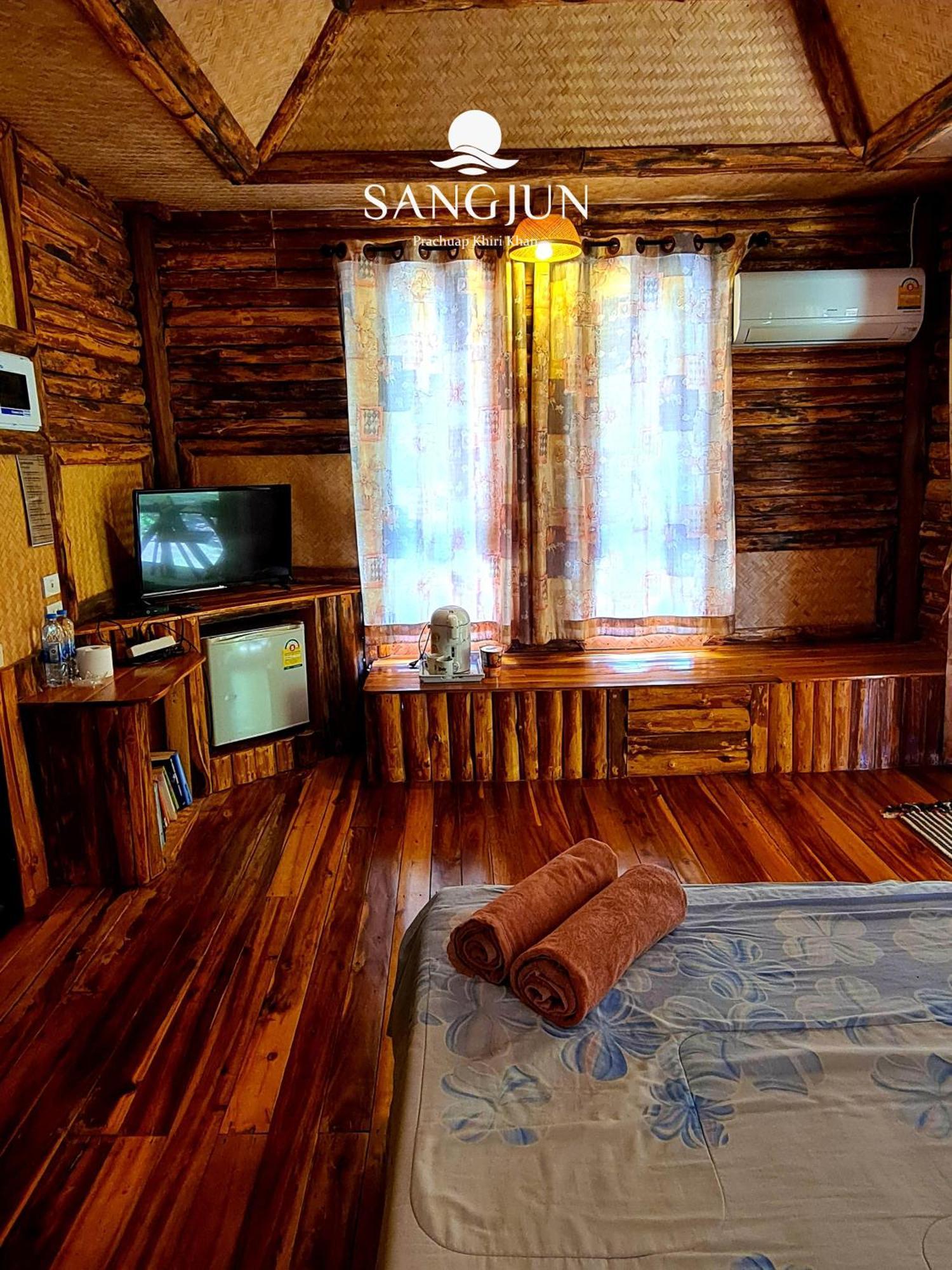 Sangjun On Beach Resort Bang Saphan Exterior foto